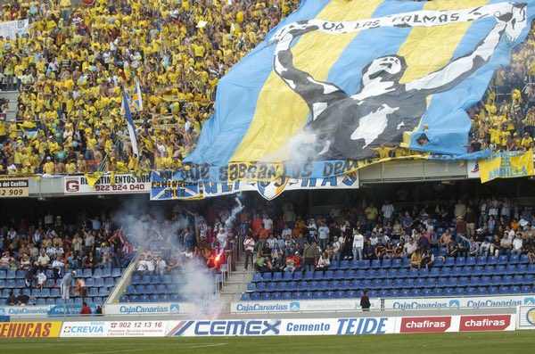 Hoy tenemos un duelo de altura 💛💙

Mejor equipo en 🏠 contra el mejor  ✈️. Ganando daríamos un serio golpe sobre la mesa 🔨. El Granada no ha perdido ningún partido en su estadio en la temporada. ¿Será hoy el primero?🤞

💙💛💪ARRIBA D'ELLOS💪💛💙

#GranadaLasPalmas