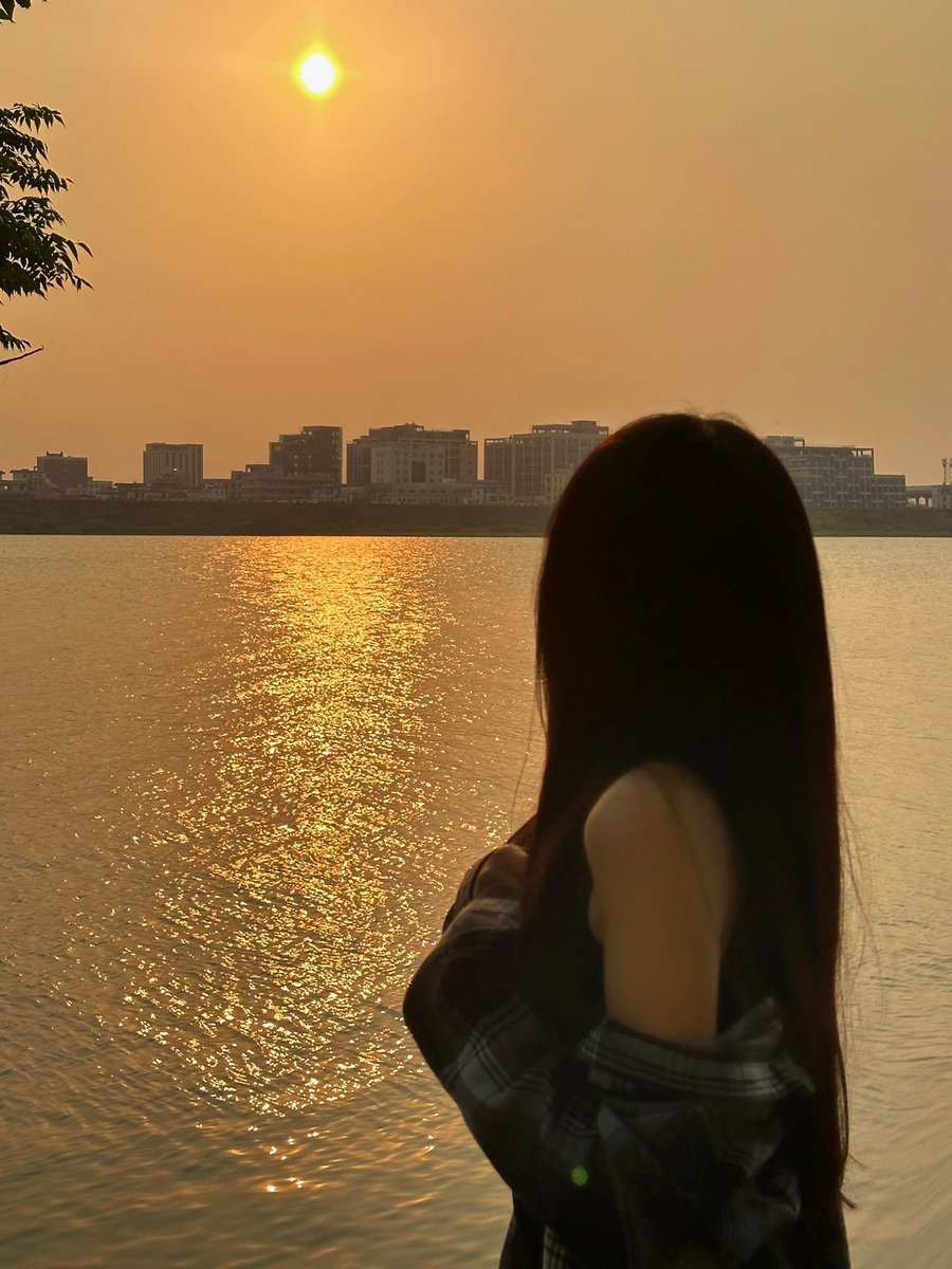 DSGFD15330311's tweet photo. 日落拍照 背影氛圍好浪漫～妥妥的風格女頭づ♡|||真的好喜歡追趕日落！！��被治癒的一天😭
背影這樣隨手拍拍頭像和壁紙輕鬆拿捏了好吧！😊
真的好喜歡live！🥰日落真的好美好美🤗 https://t.co/59tnIFdx70
