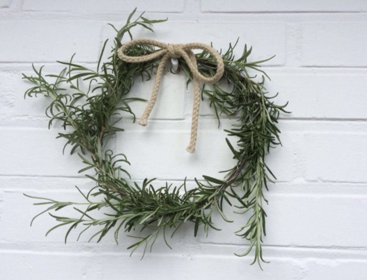 Het Rozemarijnstraatje in Den Bosch. Één van de oudste steegjes van de stad lopend langs de 1e stadsmuur. In de middeleeuwen kregen overleden kinderen een kransje van rozemarijntakjes gevlochten op het hoofd. Mogelijk heeft in het steegje iemand gewoond die deze kransen maakte.