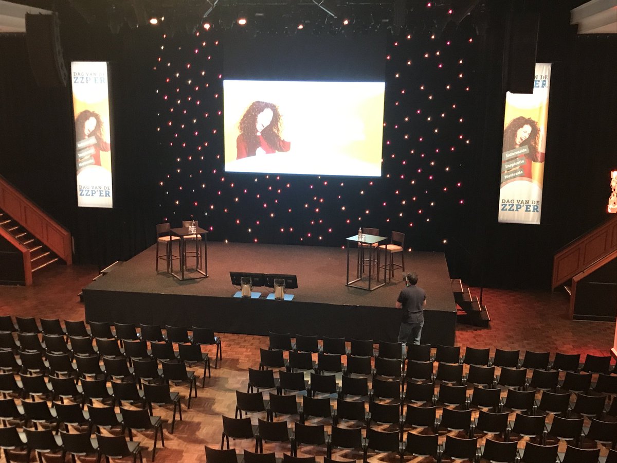 De zaal is gereed voor Dag vd ZZP’er en ik ben gereed met headset voor interview #dvdzzp