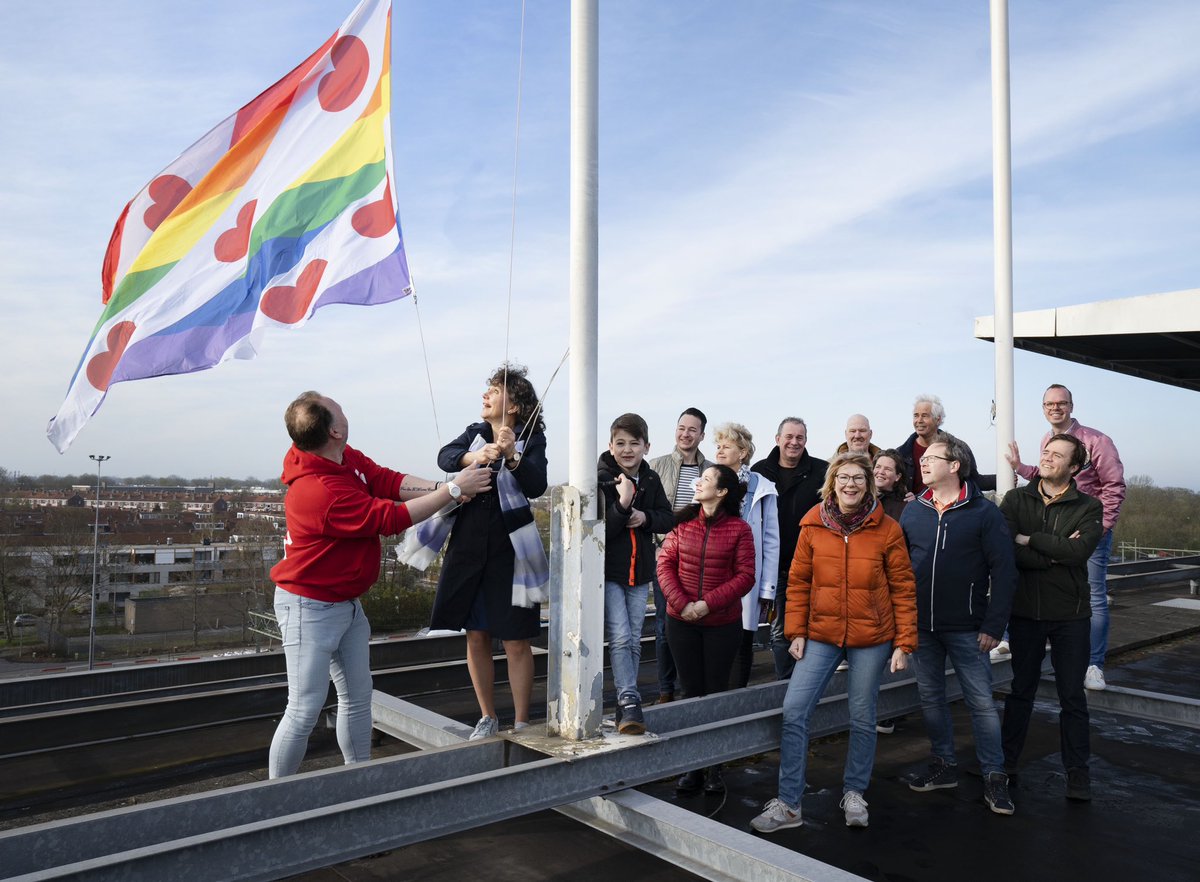 In de gemeente #Leeuwarden mag je zijn wie je bent. Daarom hebben vertegenwoordigers van <a href="/cocfriesland1/">COC Friesland</a> en wethouder @nkramers, in het bijzijn van een grote groep raadsleden, de regenboogvlag 🏳️‍🌈 gehesen. Dit is een reactie op het geweld tegen LHBTIQ+’ers tijdens het Paasweekend.