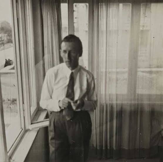 Gün olur, alır başımı giderim,
Denizden yeni çıkmış ağların kokusunda.
Şu ada senin, bu ada benim,
Yelkovan kuşlarının peşi sıra.

Orhan Veli