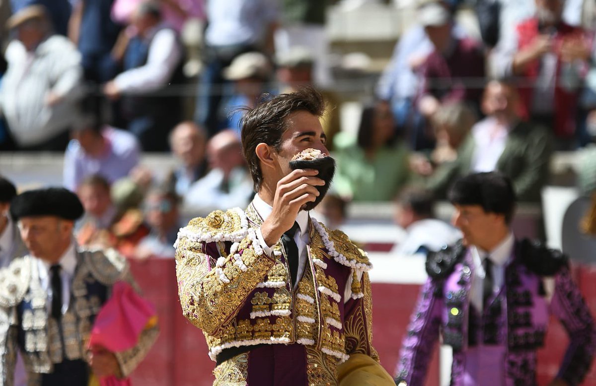 CircuitoCMadrid's tweet photo. 📸 𝗔𝗩𝗔𝗡𝗖𝗘 | San Martín de Valdeiglesias 

👉🏼 Oreja para @marcosdlrincon del segundo, de Caras Blancas de Carpio, ovacionado en el arrastre. https://t.co/SnSlircngP