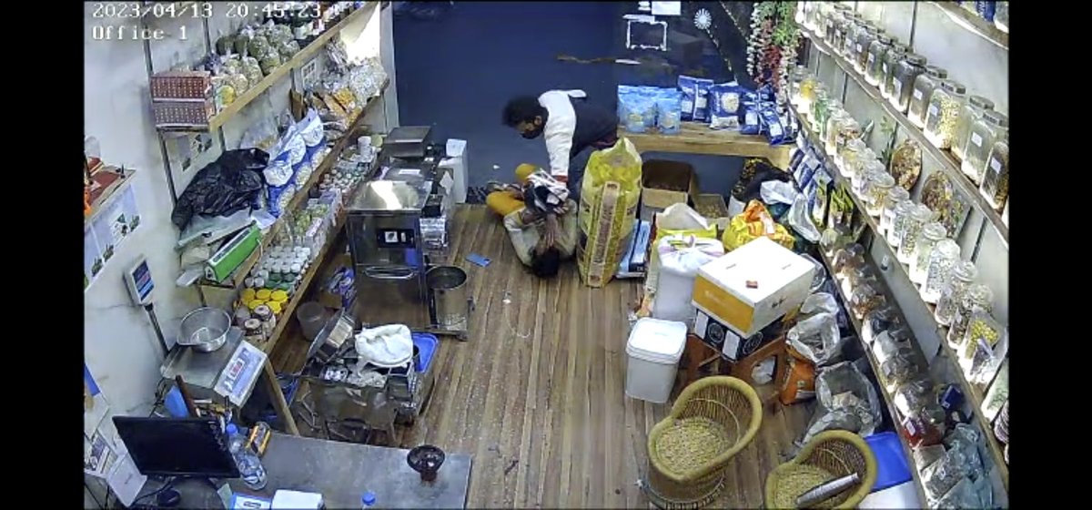 Abhisheknayan81's tweet image. दिल्ली में फिर महिला सुरक्षा पर उठा सवाल...रोहिणी इलाके में बाइक सवार 02 बदमाशों ने बंदूक की नोक पर एक महिला से छीनी चेन। CCTV हुआ वायरल...13 अप्रैल का है मामला ...पुलिस कर रही हैं जांच

@DelhiPolice @Rohini @crime #CrimeNews #chainsnatch