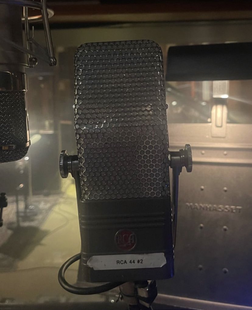 Laufey Updates on Twitter "Laufey using the RCA 44 ribbon microphone