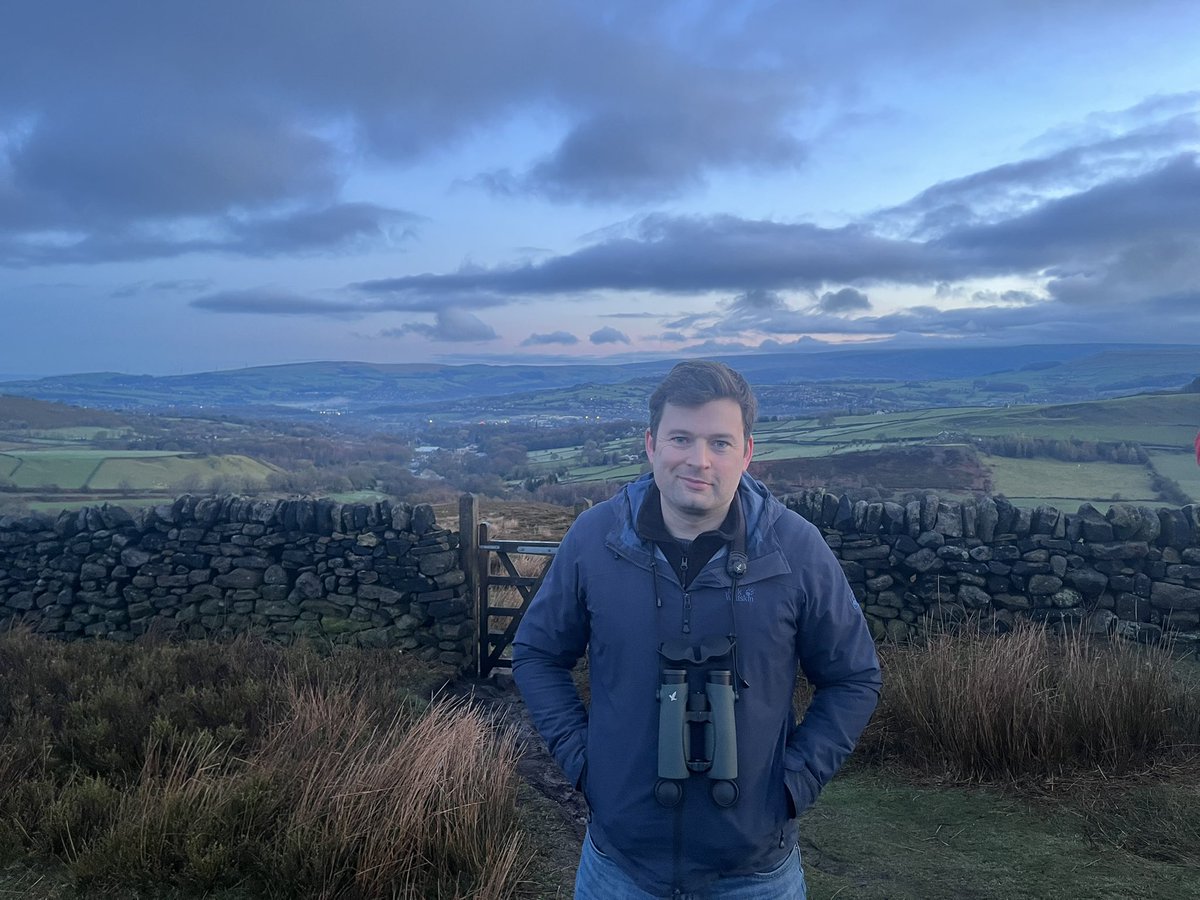 I was up before dawn to join @MoorlandPeak for a Moorland Morning up Chunal Moor. The moors are teeming with wildlife. We got to see golden plovers, skylarks, curlew, lapwing, meadow pipits, ring ouzel, wheatear, voles, rabbits, mountain hares and many many more!