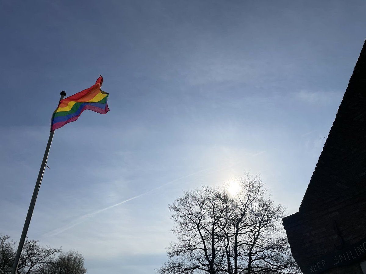 Wij hijsen de vlag tegen haat en geweld! #samensterk 💪💪💪🏳️‍🌈🏳️‍🌈🏳️‍🌈
De gemeente Terschelling heeft er helaas voor gekozen om hier niet aan mee te doen. Erg jammer en een gemiste kans. Wij geven echter niet op en geven het goede voorbeeld.