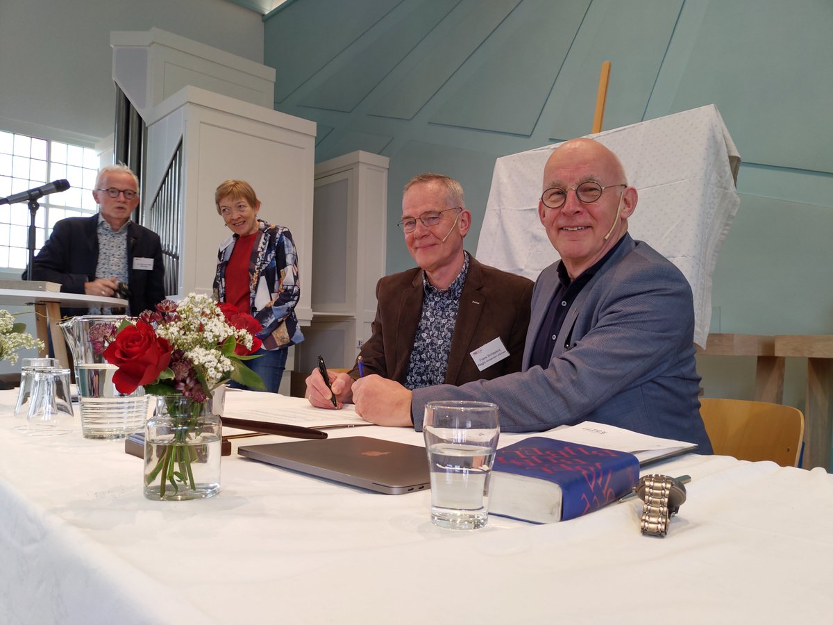 De synode/lv <a href="/ngk/">NGK</a> neemt unaniem het besluit tot eenwording. Een historisch moment in de geschiedenis van GKv en NGK. Er volgt applaus, waarna voorzitters Frans Schippers (tweede van rechts) en dominee Dinand Krol (rechts) hun handtekening zetten. #NDnl