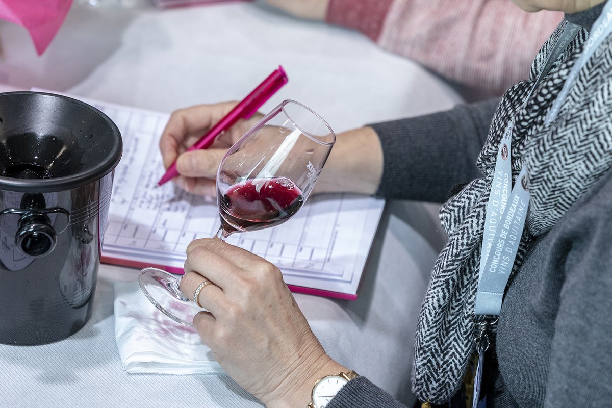 ConcoursVinsBdx's tweet photo. [EN DIRECT]
1ère étape, la dégustation individuelle : chacun déguste et note, le tout dans le plus grand silence…
#concoursvinsbordeaux #vinsdebordeaux #winetasting #degustation https://t.co/LAMJT2xicA