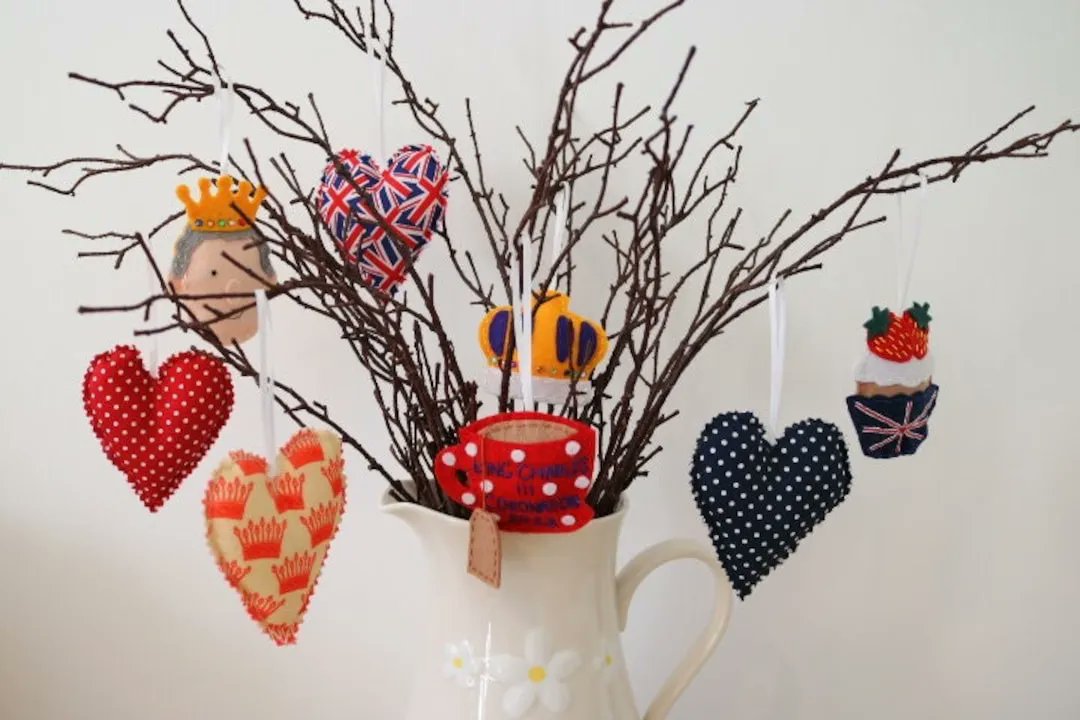 CosyCottage_'s tweet photo. Decorate your home for the coronation with our handmade royal decorations! 🤴 #ukgiftam #UKGiftHour https://t.co/qyUQdb8DnI https://t.co/IEim83Jh2w