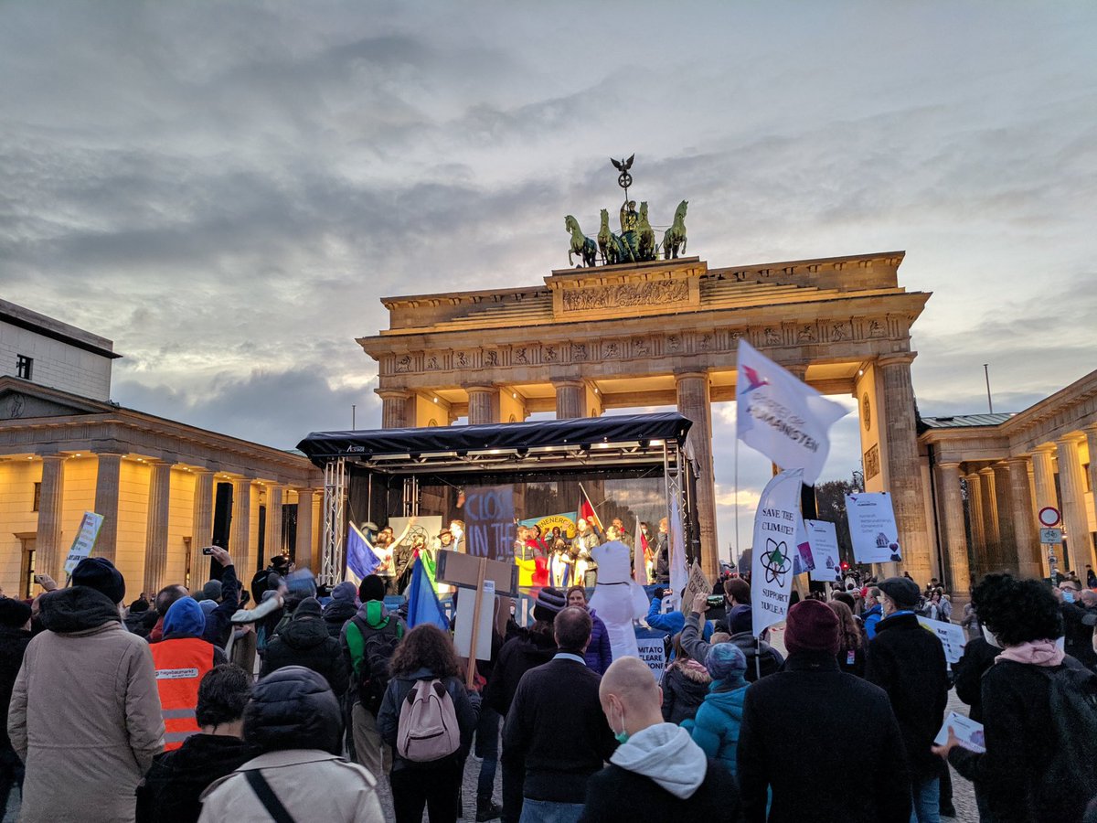 voixdunucleaire's tweet photo. 15 avril. Le gvt 🇩🇪 choisit de brûler du charbon plutôt que garder #Emsland #Isar #Neckarwestheim, à rebours des efforts pour sauver la planète.
Ce n'est pas fini.
Pour les redémarrer, il faudra du courage politique. Et la mobilisation citoyenne 🇪🇺
On est à Berlin #livetweet 🧵⤵️ https://t.co/R2EIRN95pF