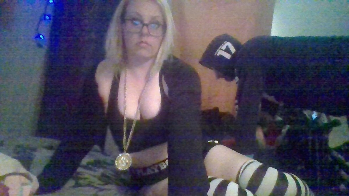 banksmillie09's tweet image. Just getting ready #moneysign #goldchain #allblack #blackandwhite #MilliannBanks #withtheboyfriend #glasses