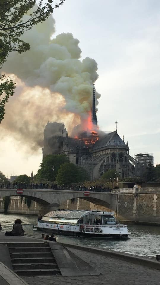 DominguezArjona's tweet photo. 15/4/2019 #TaldiaComoHoy a las 19h 20 m aquel Lunes Santo mientras en #Sevilla veíamos las cofradías por la carrera oficial, Notre Dame de Paris ardía en llamas . Triste recuerdo #NotreDame #Paris #IncendioNotreDame https://t.co/RaCmtXOscn