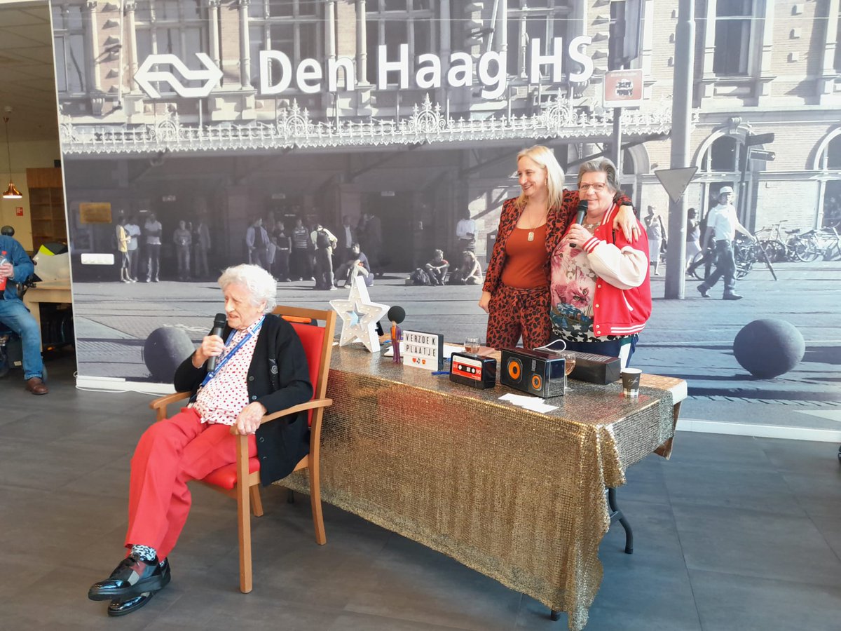 De aanwezigheid van DJ Karin in Het Zamen was opnieuw een super groot succes. Deze kwieke dame van bijna 92 zong uit volle borst 'oh oh Den Haag' en 'de mooiste meisjes komen uit Den Haag'. Wat een belevenis. 
#muziekverbindt #herinneringen #stichtingeykenburg #ouderenzorg