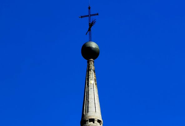 TurismoSLorenzo's tweet photo. Al venir a San Lorenzo no dejes de fijarte en los tejados, las veletas, chimeneas, pináculos y como no, el famoso ladrillo de oro en el pináculo principal del #realmonasterio
#SanLorenzodeElEscorial
#PatrimonioMundial https://t.co/PBe3mdL5ey