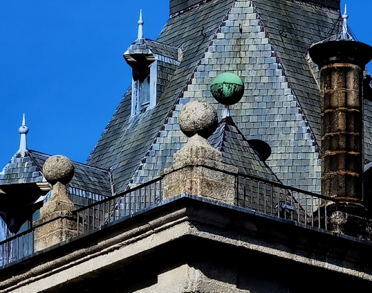 TurismoSLorenzo's tweet photo. Al venir a San Lorenzo no dejes de fijarte en los tejados, las veletas, chimeneas, pináculos y como no, el famoso ladrillo de oro en el pináculo principal del #realmonasterio
#SanLorenzodeElEscorial
#PatrimonioMundial https://t.co/PBe3mdL5ey