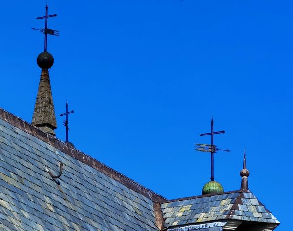 TurismoSLorenzo's tweet photo. Al venir a San Lorenzo no dejes de fijarte en los tejados, las veletas, chimeneas, pináculos y como no, el famoso ladrillo de oro en el pináculo principal del #realmonasterio
#SanLorenzodeElEscorial
#PatrimonioMundial https://t.co/PBe3mdL5ey