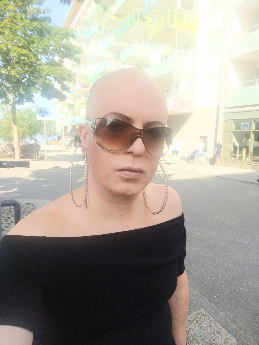 aCapGames's tweet image. If you can see this, qt with a selfie with cool shades.