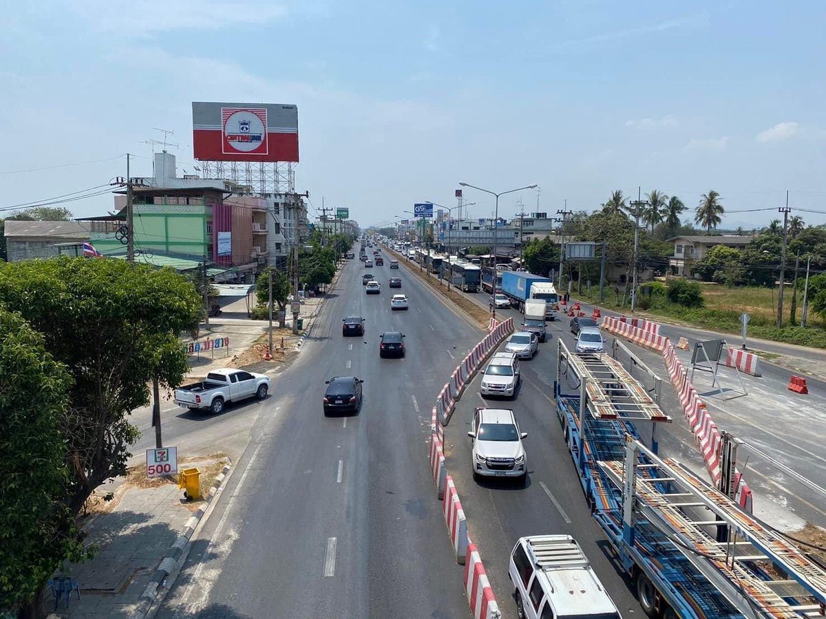 เตรียมตัว เตรียมใจให้พร้อม!! ถนนเพชรเกษม ขาเข้า มีแนวก่อสร้างสะพานข้ามแยกท่ายาง จ.เพชรบุรี รถติดหนักมาก ท้ายแถวสะสม 7 กม. ผู้ใช้เส้นทางสามารถเข้าใช้ช่องทางพิเศษ ที่เจ้าหน้าที่เปิดไว้ให้ได้ สะดวกเหมือนกัน 
#ตำรวจเพชรบุรี  #เพชรบุรี  #สงกรานต์66