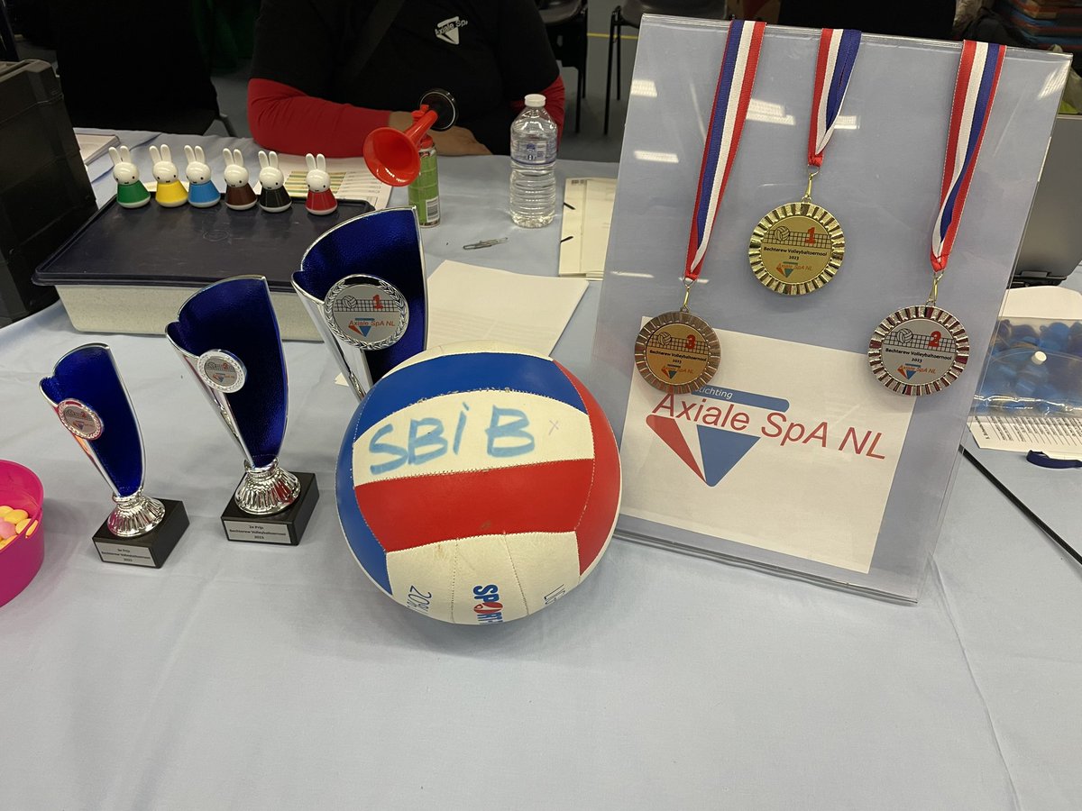 annamarieskate's tweet photo. Hier wordt vandaag voor gestreden tijdens het Bechterew volleybal toernooi. Hele dag in de Galgenwaard in Utrecht. Straks de warming up verzorgen als ambassadeur. @AxialeSpa    #axialspondyloarthritis https://t.co/U4mOrIZfME