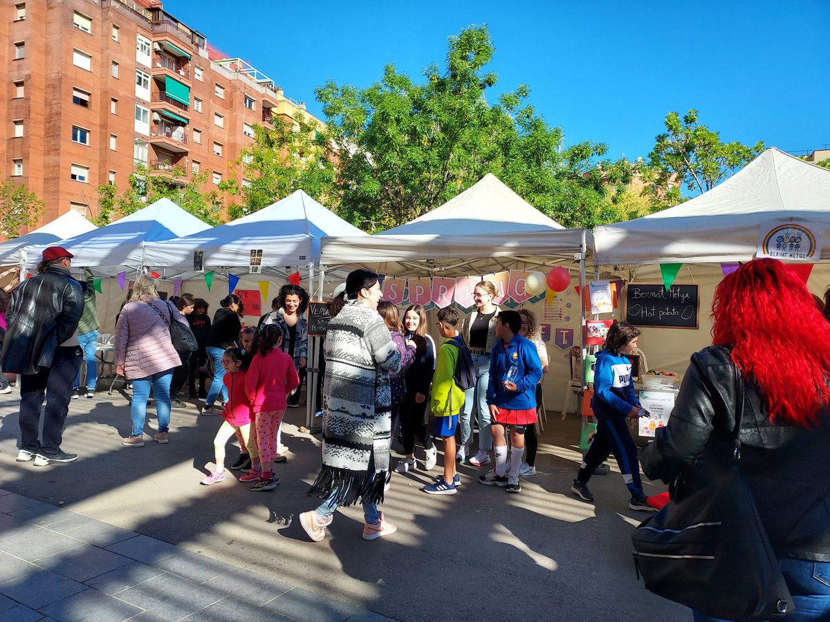 interseccions__'s tweet photo. Everyone is ready for the Spring festival.
Join us at plaza Catalunya
#springfestivalprat #compartiminterseccions #elprat #English https://t.co/iyCy6ptQLH