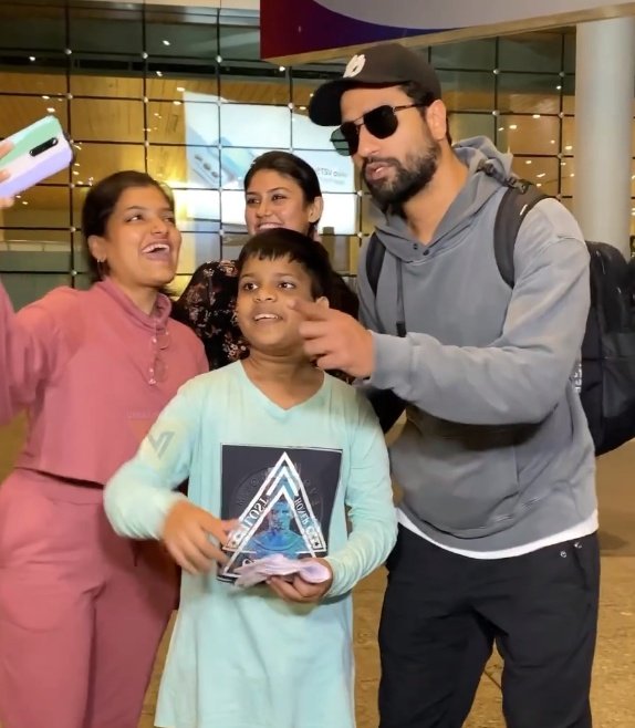 shibariumforces's tweet photo. #KatrinaKaif and #VickyKaushal pose with fans at Mumbai airport, #netizens says: 'We missed you so much'
@vickykaushal09 #Katrina #ViKat https://t.co/L0lFwsxHNg