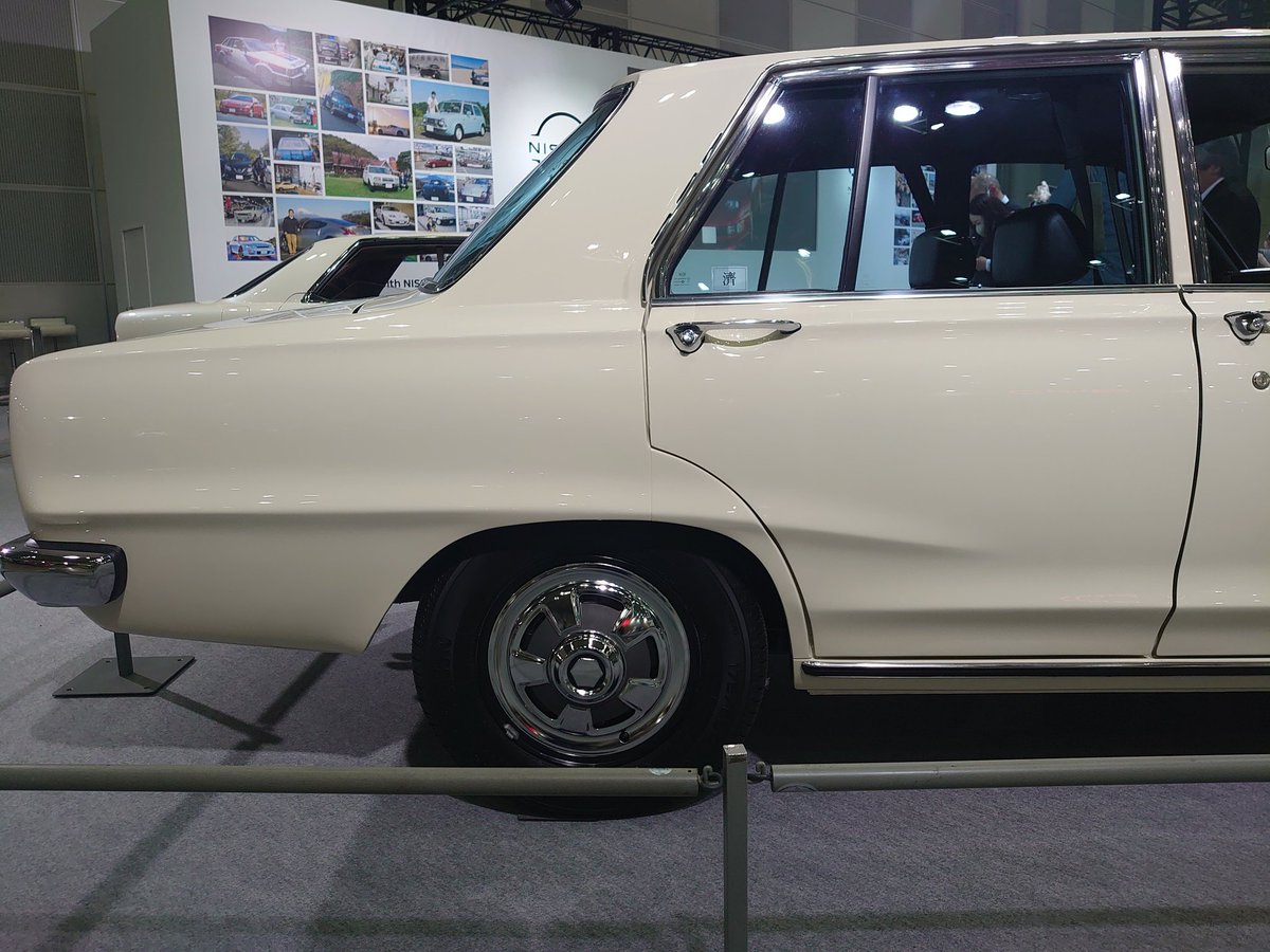 maku_dat's tweet photo. NISSANブースにあったシーマと、ハコスカの正しいノーマルリアフェンダーの形状とライン。さすか伊藤かずえさんのシーマ、むちゃくちゃ綺麗。 https://t.co/hNc3po8xyo