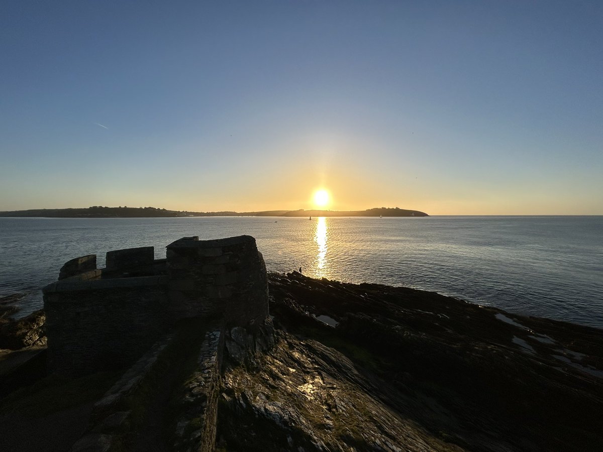 Worth getting up for: sunrise from Pendennis Castle

#falmouth #cornwall #cornish #surnise #Saturday #SaturdayMorning #castle #weekend #SaturdayMotivation #weekendmood