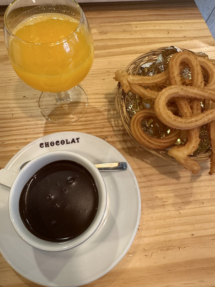 ☕️ El nombre de los churros, se dice que proviene motivado por los pastores que vigilaban a sus ovejas churras, ya que los cuernos de estas, guardan un gran parecido. ¿Lo sabían? #tradiciones #Madrid