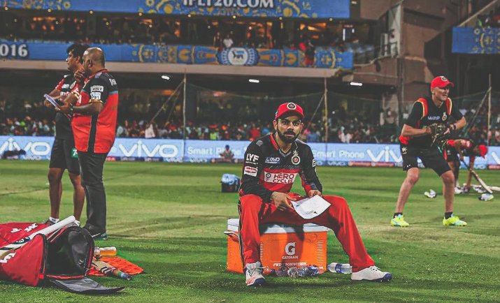 CricketMovieGuy's tweet photo. Many are trolling VIRAT KOHLI for his performance in 2016 IPL by saying he played in CHINNASWAMY all games.

Let us deep dive into his STATS in that season....!!

-> 2016 IPL
-> VIRAT KOHLI
-> 973 RUNS
-> 81 AVG
-> 152 SR
-> 16 INNINGS 

This is a THREAD 🧵 https://t.co/vxckrUUY4k