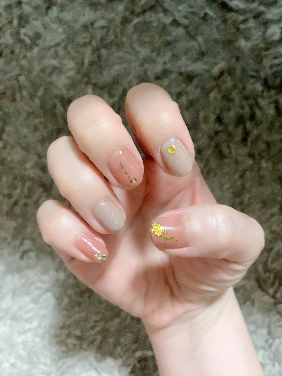 yue_lune_tsuki's tweet photo. 終わたー！
本日もHOMEIウィークリージェルで塗り塗り。ベースはNailLabo。
肌馴染みの良い色に今回はしてみた。千切りホロはダイソーの。今まであまり使ったことなかったんだが、いいね千切りホロ👍💛

#ne67 #cocoamousse #ne130 #twinclegray #ne44 #memory #selfnail #homei https://t.co/H5gTqzvctk