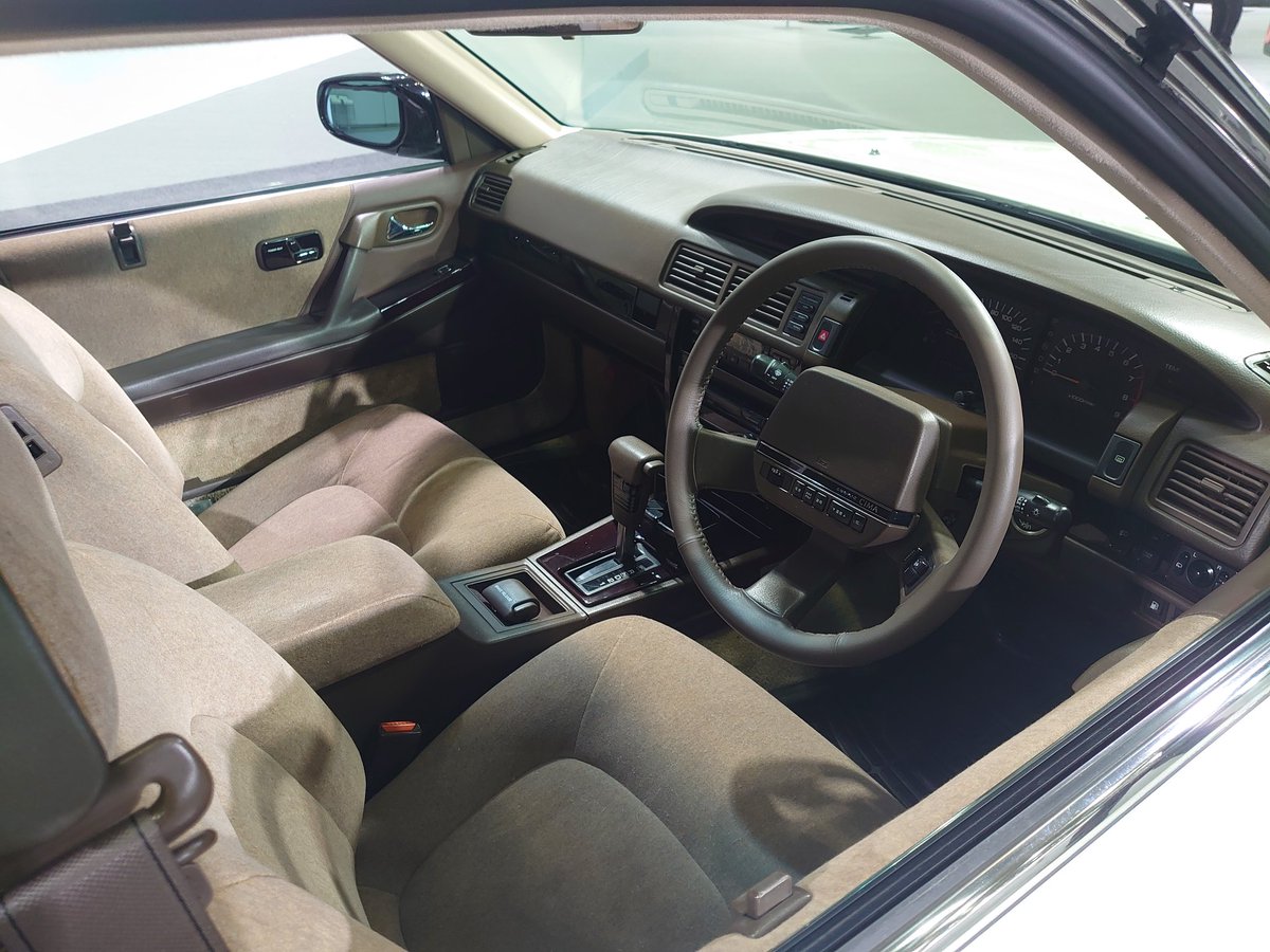 maku_dat's tweet photo. NISSANブースにあったシーマと、ハコスカの正しいノーマルリアフェンダーの形状とライン。さすか伊藤かずえさんのシーマ、むちゃくちゃ綺麗。 https://t.co/hNc3po8xyo