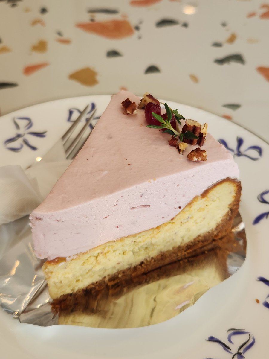 울프소셜클럽 새로운 케익 먹었다