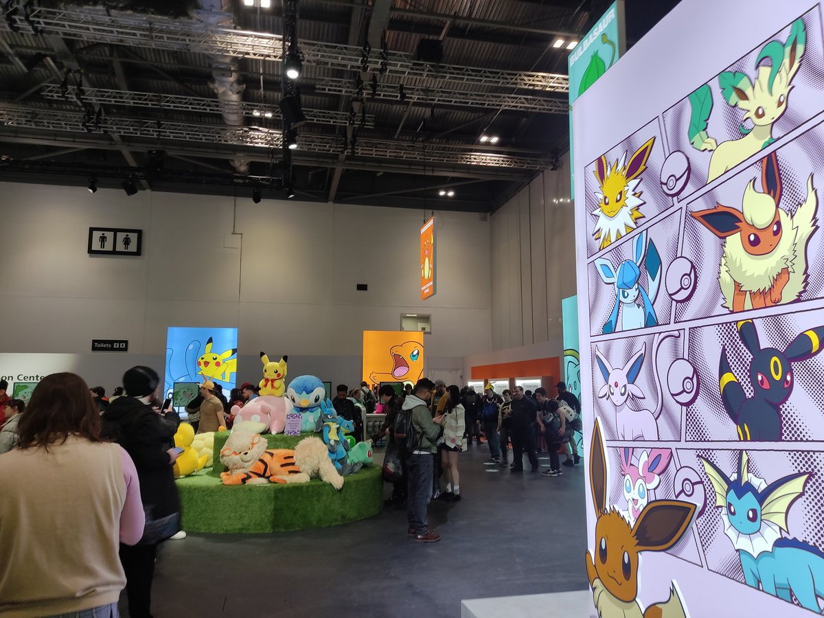 LoboVGC's tweet photo. Ojalá tener una maleta #PokemonCenterLondon https://t.co/S156TwmfjV