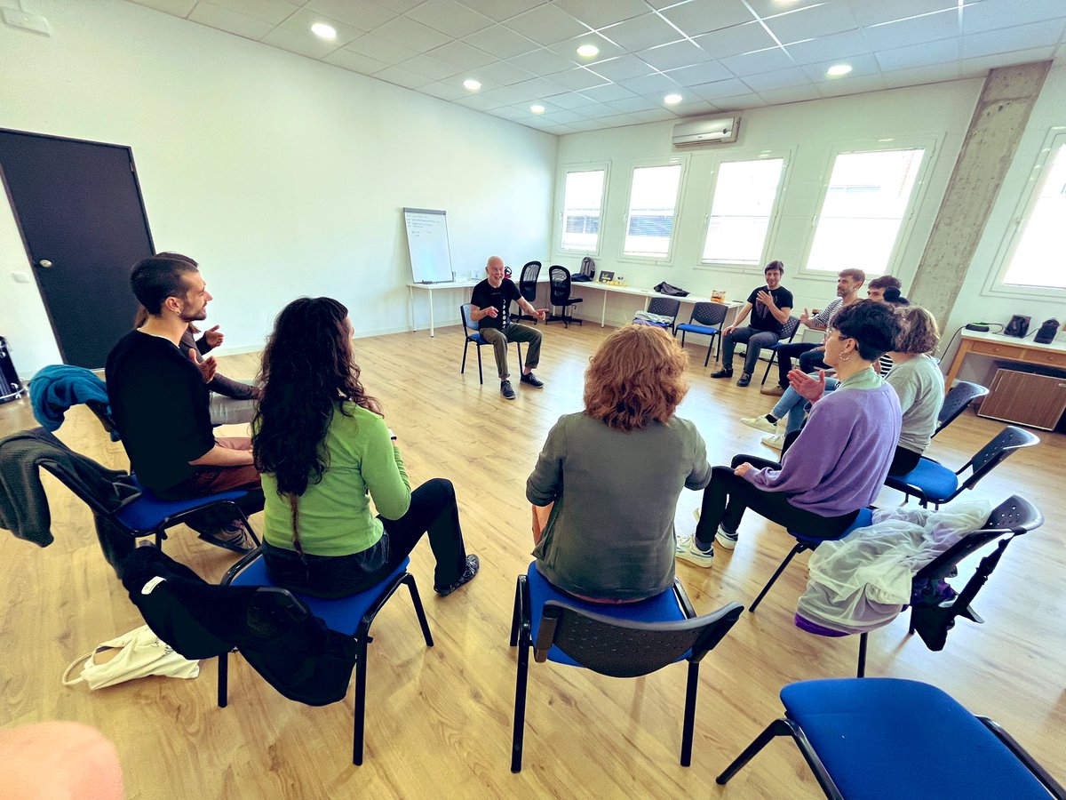 musicoopcat's tweet image. Ahir vam poder gaudir d’una classe magistral de “Body Percussion” a mans d’en Keith Terry, per a les treballadores de la cooperativa 🤌🏼🍀

#bodypercussion #keithterry #bodymusic #music