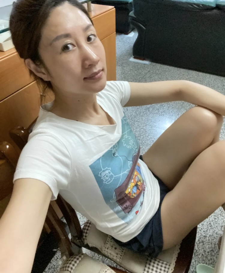 Qs50T's tweet photo. 不得不承認女人年齡越大性格越簡單，越喜歡安靜，做自己喜歡的事，無濾鏡無美顏又如何，自信就是發自內心的，你的積極向上的心態可以隨時影響著身邊的人！ https://t.co/UGqmY2WN73