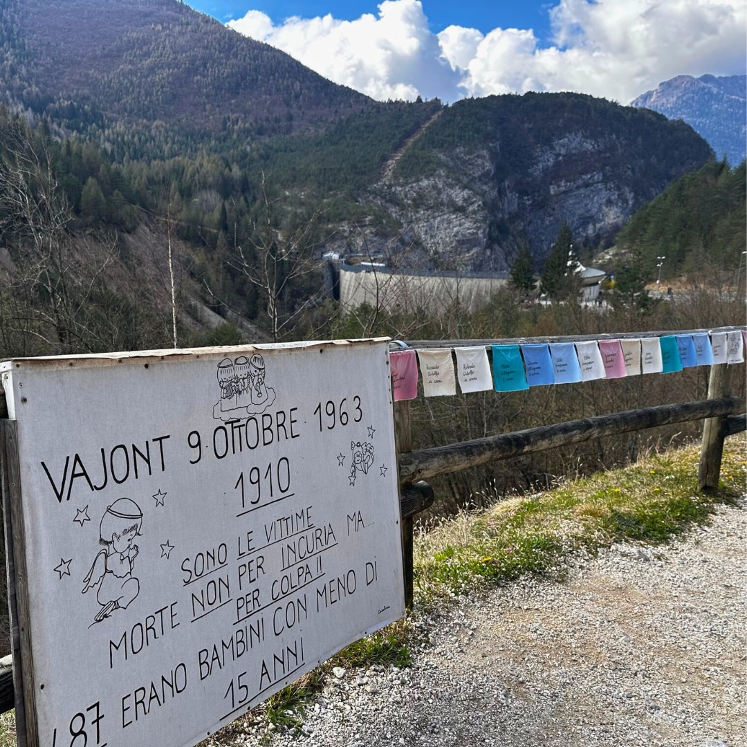 🕒 60 anni fa, una catastrofe senza precedenti colpì l'Italia: il disastro del #Vajont 
1908 vite perse ma la diga resse. Visita questo luogo della memoria con guide esperte 🚶‍♂️🚶‍♀️. 
📅 Impara dalla storia e onora la memoria: 
👉 bit.ly/VisitaDigaVajo… 
<a href="/parcoDF/">Dolomiti Friulane</a>