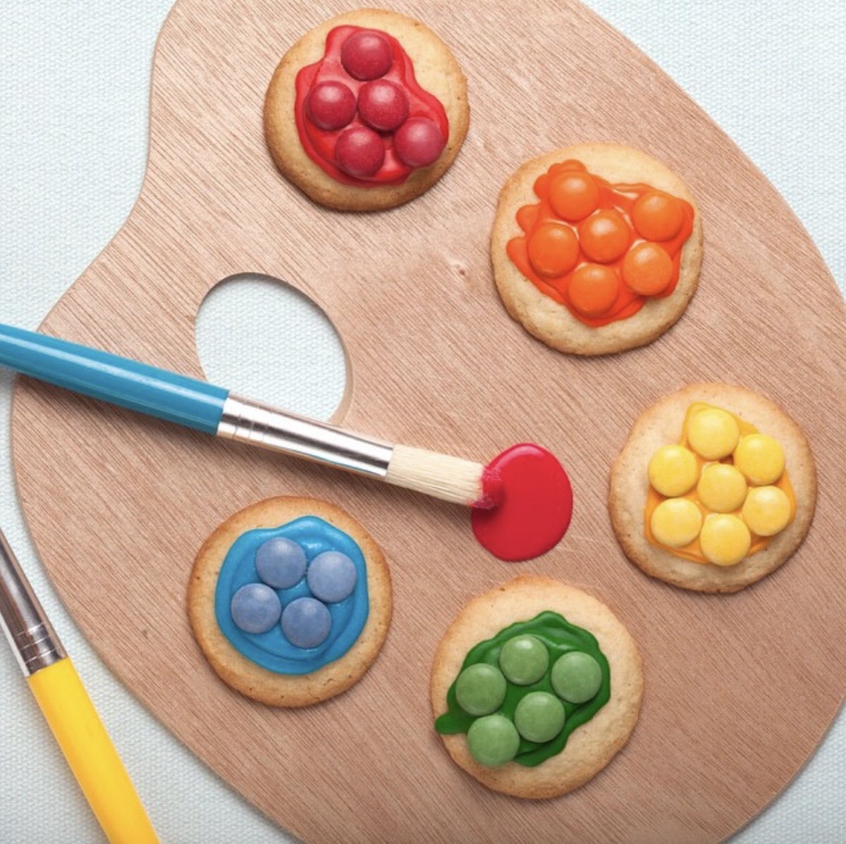 A SmARTies creation for #WorldArtDay 🎨 Reply with your favourite craft ideas to provide others with some inspiration! 🖌️