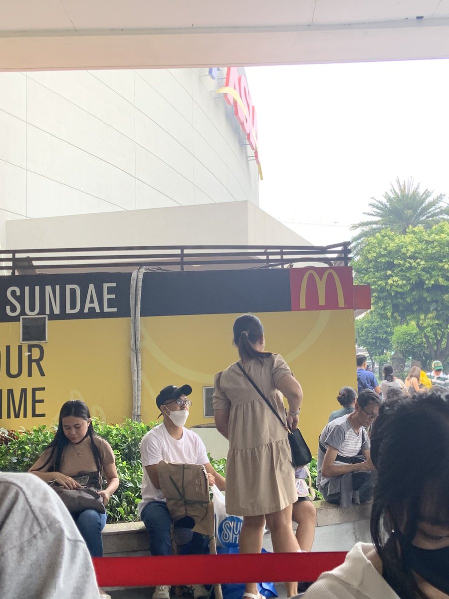 czeyss's tweet photo. sa mga may want pong bumili ng pcs, we’re here lang po sa bonchon malapit sa mcdo stand yung animan na seat po ^^ https://t.co/31wvqpcUiI