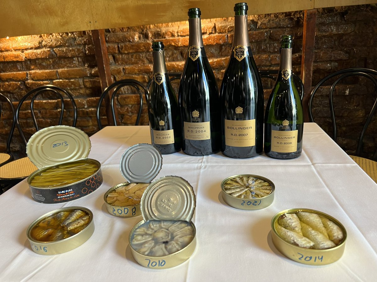 ¿Mejoran las conservas de pescado y marisco después de su fecha de consumo preferente?
Sorprendentes resultados de una cata de latas con más de 10 años de reposo en cava: almejas, bonito del norte y sardinas de distintos tamaños y marcas elpais.com/gastronomia/ga…