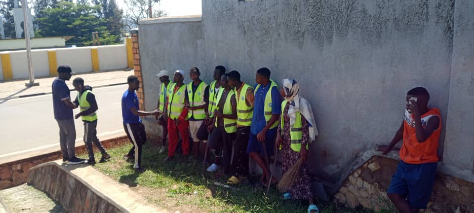 None kuwa 15/04/2023 <a href="/RwandaYouthVol1/">Rwanda Youth Volunteers</a> muri <a href="/kacyiru_sector/">Kacyiru Sector</a> twabyukiye mu tugari <a href="/kamutwacell/">AKAGARI KA KAMUTWA</a> @kamatamucell @kibazacell mubikorwa by'isuku ni isukura amarigore ndetse na Ruhurura <a href="/KubanaRichard/">Kubana Richard</a> <a href="/JCMusabyimana/">J Claude Musabyimana</a> <a href="/Gasabo_District/">Gasabo District</a>