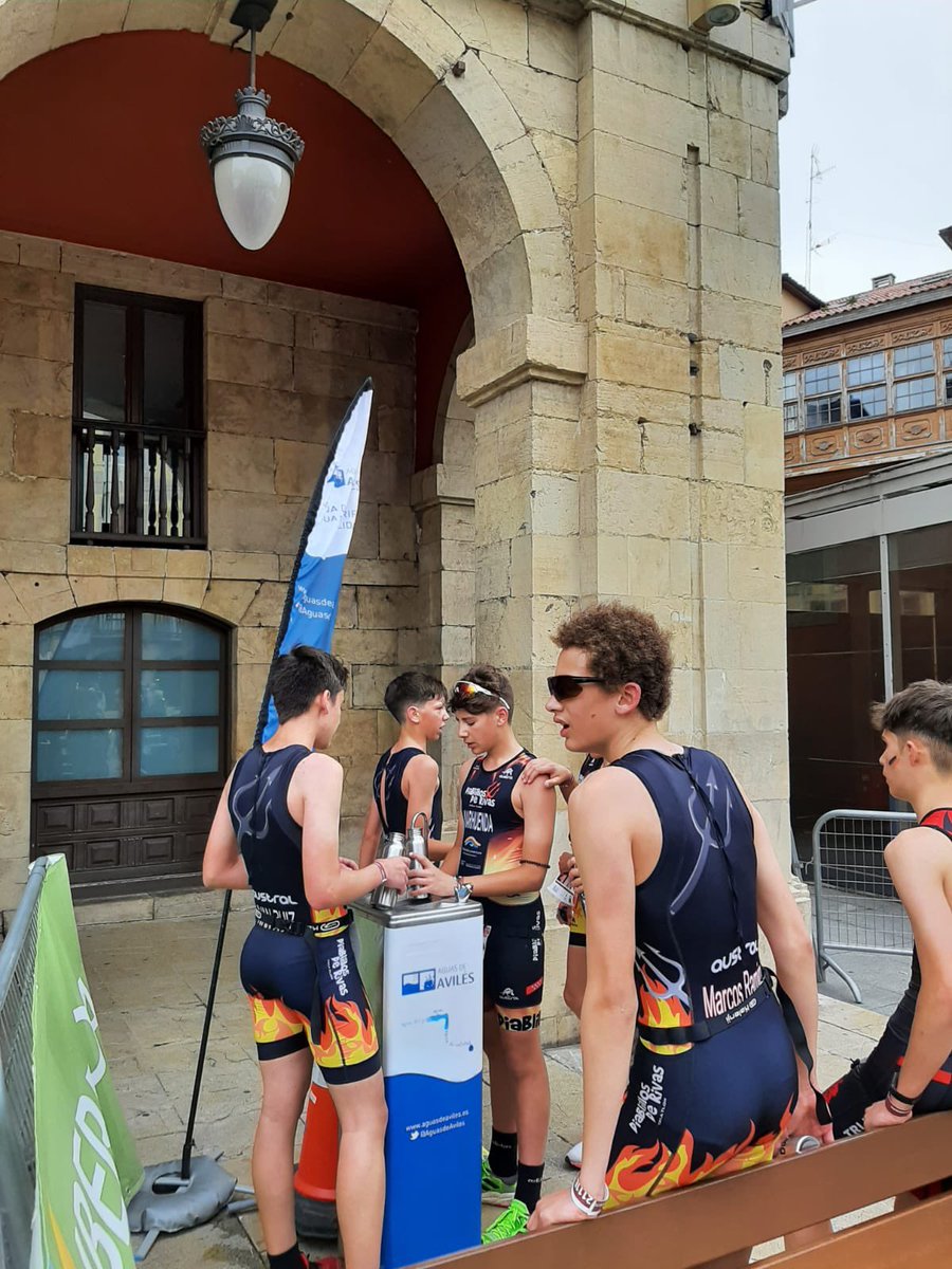 Deporte y sostenibilidad van de la mano en #Avilés 🤝
Estamos disfrutando del Campeonato de España de #Duatlón 🏃🏻‍♂️🚴 en el que colaboramos con <a href="/TRIATLONSP/">FETRI</a> instalando fuentes de #agua en dos puntos del recorrido y repartiendo bidones de aluminio para reducir los residuos plásticos
