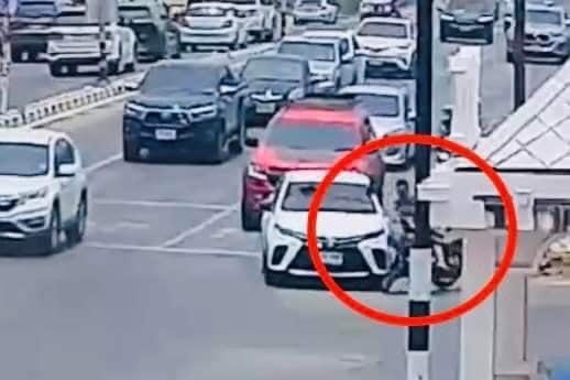 The_PattayaNews's tweet image. #Phuket police successfully caught two drug suspects who resisted arrest and led police on a pursuit in #Rawai. 

thephuketexpress.com/2023/04/15/two…