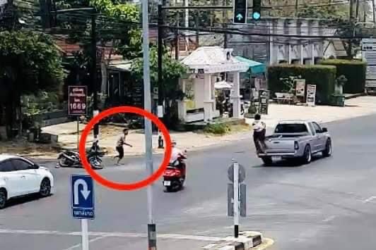 The_PattayaNews's tweet image. #Phuket police successfully caught two drug suspects who resisted arrest and led police on a pursuit in #Rawai. 

thephuketexpress.com/2023/04/15/two…