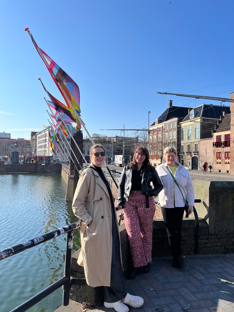 <a href="/ICMBos/">Isabel Bos</a> De vlaggen wapperen ondertussen op 📍 het stadhuis, bij de 📍 hofvijver en het 📍 homomonument !❤️🩷🧡💛💚💙🩵💜🤎🖤🩶🤍