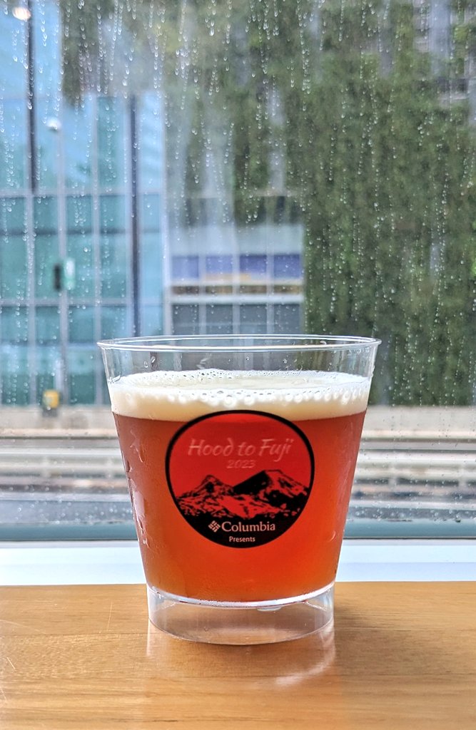 Hazelnuts Explosion
Red Ale with Oregon Hazelnuts 6.0%

こちらも。Far Yeast Brewing ✕ Baerlic Brewingのコラボビール。濃くて甘いナッツ＆キャラメルの風味、コク。贅沢なデザート感覚で呑めちゃいますね。おいしい。

#クラフトビール
#FarYeastBrewing
#BaerlicBrewing 
#HoodtoFuji