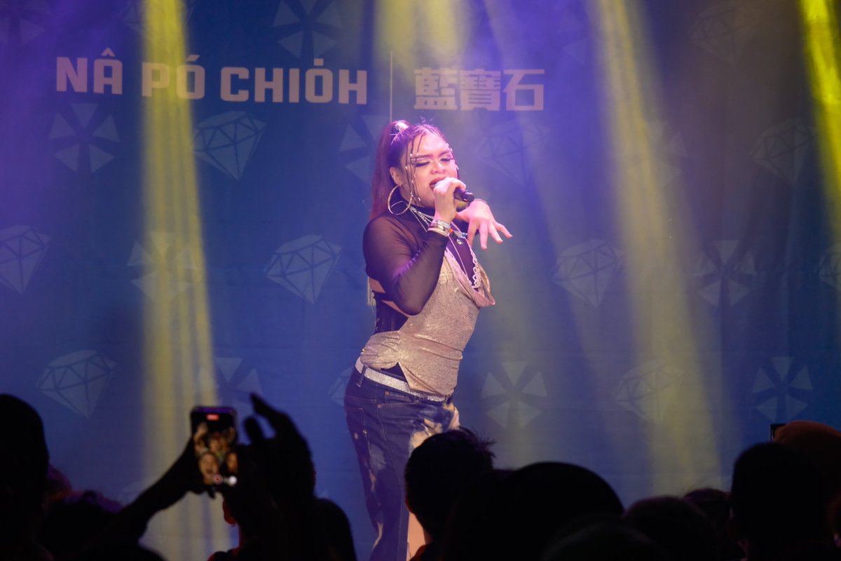 週末來連載點開心的

＃變裝皇后瑪麗安 之 ＃大港妖姬戰隊

應該是大港當天最歡樂 最開心的一場了 
如果有去港都玩耍 似乎可以在檸檬魚碰到他們唷？

發現TY上搜尋不到大港妖姬戰隊
所以把影片串一串上傳了
youtu.be/3kLZuBUNyuM
希望大港妖姬的美麗大家都可以沾到一點點～