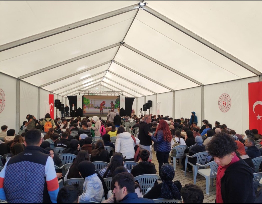 bespinarkampi's tweet photo. T.C KTB Güzel Sanatlar Genel Müdürlüğümüzün “Tutar Mısın Elimi (Miras)” ekibi Beşpınar Kültür ve Eğitim Kampımızda öğrencilerimizle buluştu.

Öğrenci buluşmasında özel olarak hazırlanan halk dansları ile yöresel müzikler, Karagöz ve Hacivat’ın anlatımlı oyunuyla yorumlandı. https://t.co/aL4E0pzede