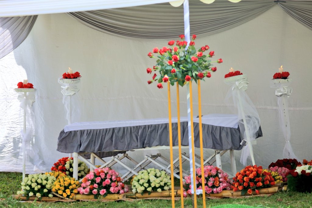 Hon.Sen. Kanziza Epiphanie yifatanyije n'Ubuyobozi bw'Akarere, abandi bayobozi n'abaturage b'Umurenge wa Gishari #Kwibuka29 Jenoside yakorewe Abatutsi muri uyu Murenge urimo Urwibutso rwa Ruhunda n'urwa Gishari.Uyu munsi kandi harashyingurwa indi mibiri 3 mu rwibutso rwa Gishari.