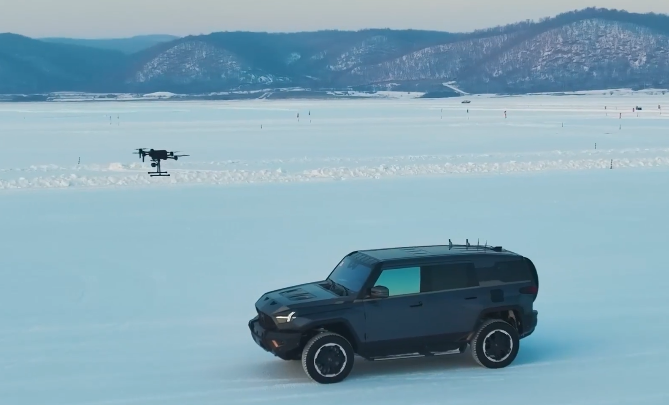 TychodeFeijter's tweet photo. #Dongfeng M-Hero 917 w integrated #drone. Joint project w Dongfeng and drone maker GDU Tech. The GDU S400 is a 4-rotor aerial surveillance drone w 1 hour endurance, 3kg load, and 5km ceiling. Controlled from inside the car. Special antennas on the roof. @dongfeng_trucks #GDUtech https://t.co/urO5dg1JvS